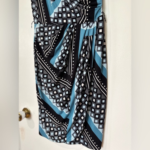 🎉4/30$🎉 Le Château Geometric Print Wrap Dress - Size M - Picture 4 of 6